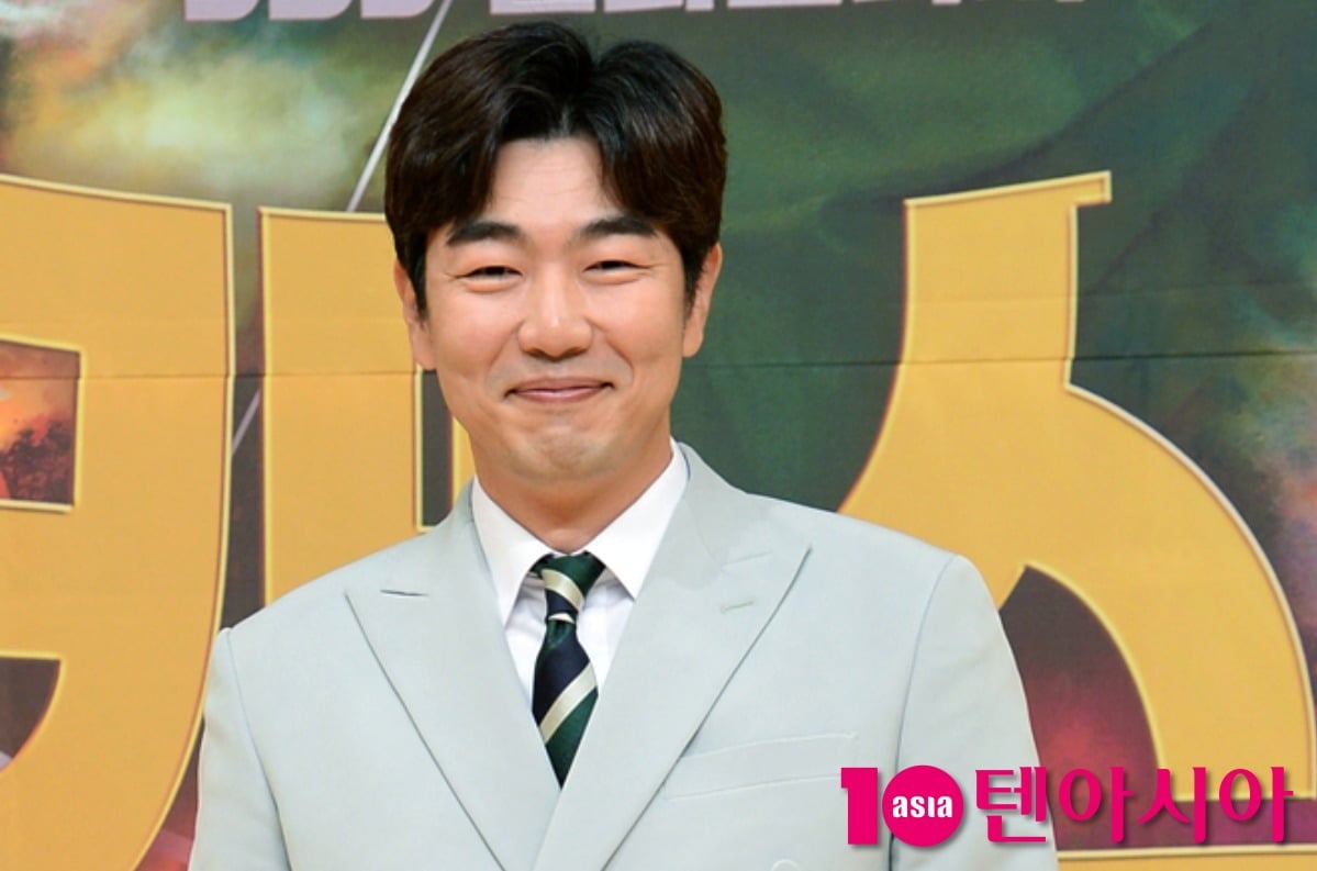 배우 이종혁이 포즈를 취하고 있다 / 사진=텐아시아 DB