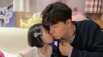 박수홍, 18개월 딸 첫 뽀뽀에 눈물…"힘들었던 시간 다 위로받았다"('행복해다홍')