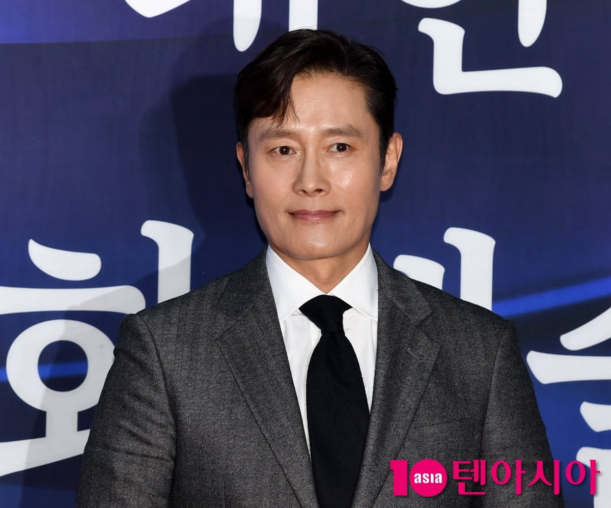 배우 이병헌이 포즈를 취하고 있다 / 사진=텐아시아 DB