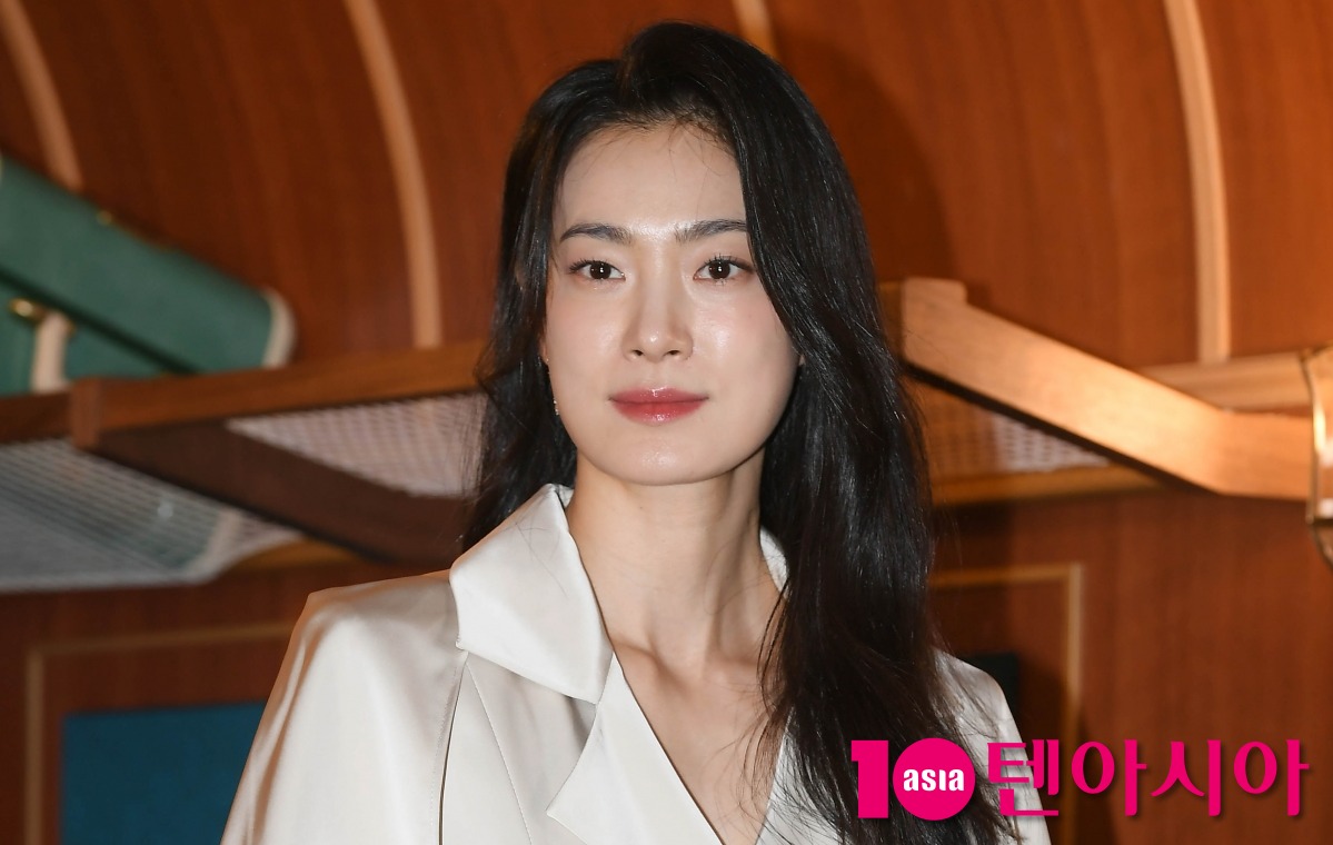 배우 옥자연이 포즈를 취하고 있다 / 사진=텐아시아 DB