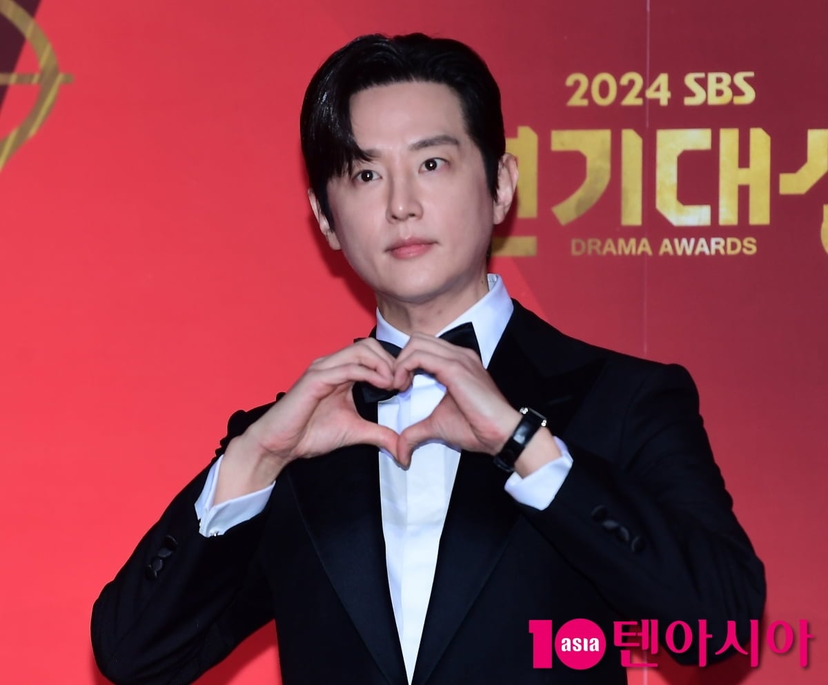 배우 권율이 포즈를 취하고 있다 / 사진=텐아시아 DB