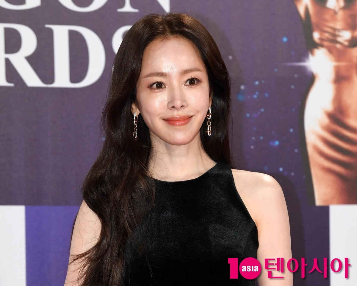 배우 한지민이 포즈를 취하고 있다 / 사진=텐아시아 DB