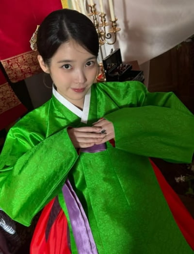 アイユー、子供の日に幼少期の姿を公開し1億ウォンを寄付