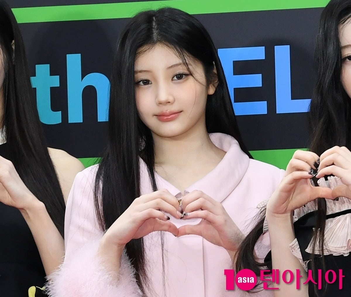 아일릿 원희가 포즈를 취하고 있다. / 사진=텐아시아DB
