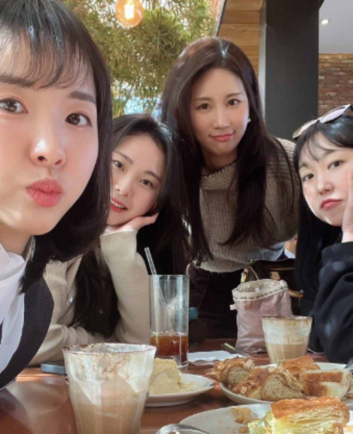 '나는 솔로' 27기 현숙이 25기 영자 왕따 주동 의혹과 관련해 SNS를 통해 직접 입장을 밝혔다./사진=27기 현숙 SNS