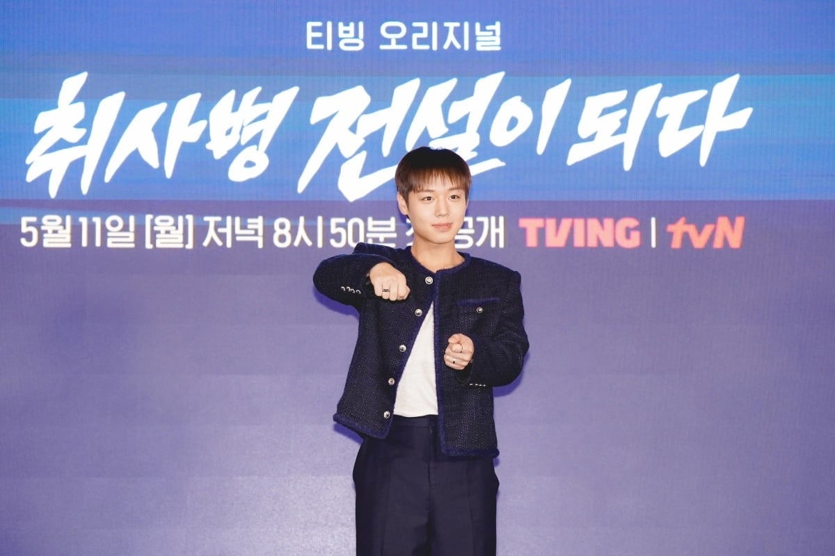 가수 겸 배우 박지훈이 '단종 오빠'에 이어 새 작품에서 '취사병'으로 변신했다./사진제공=티빙