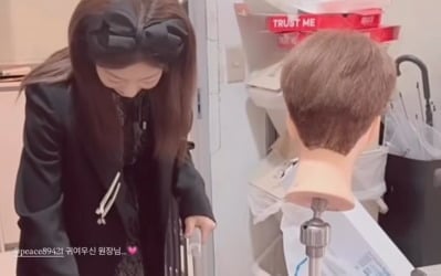 연예인병 없네…쥬얼리 이지현, 미용사 새출발 후 직접 빗자루 들었다