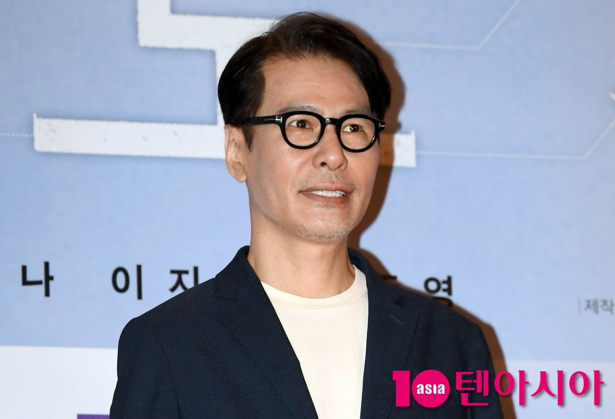 가수 윤상이 포즈를 취하고 있다 / 사진=텐아시아 DB