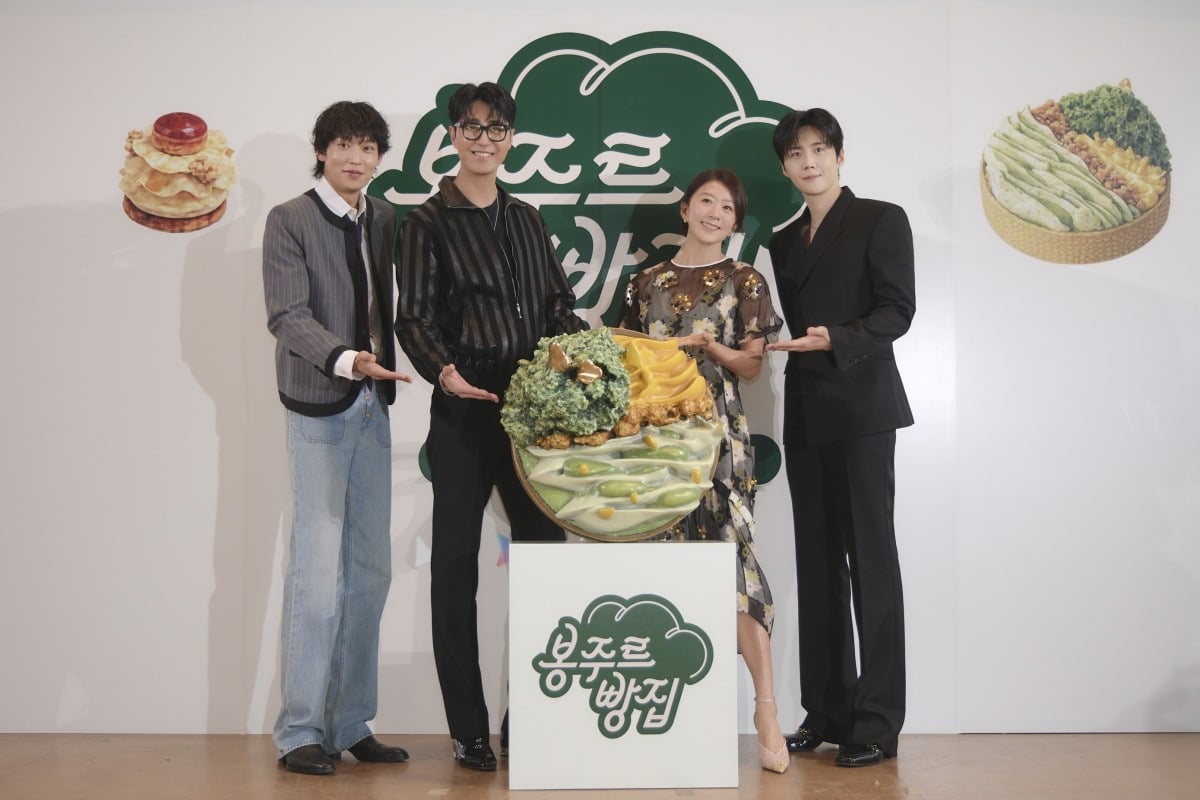 이기택, 차승원, 김희애, 김선호가 '봉주르빵집' 제작발표회에서 포즈를 취하고 있다./사진제공=쿠팡플레이