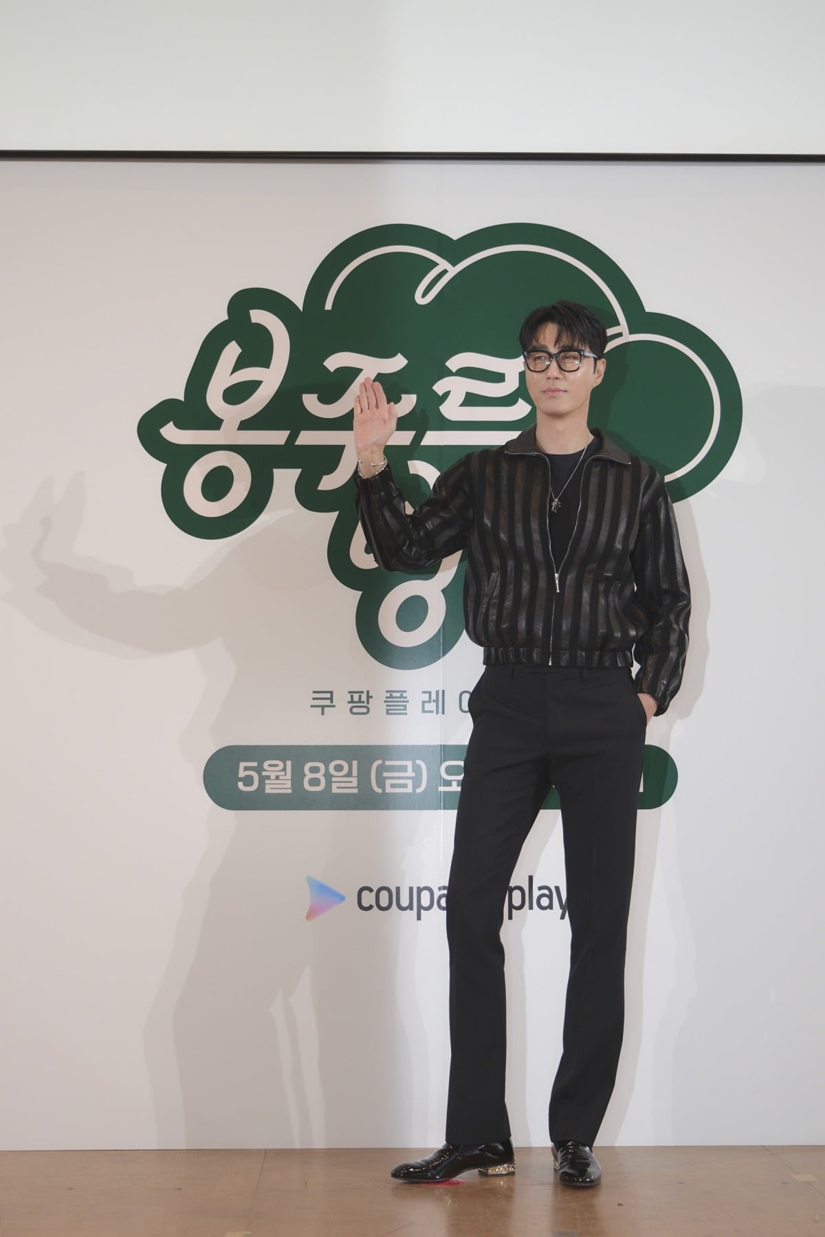 차승원이 '봉주르빵집' 제작발표회에서 포즈를 취하고 있다./사진제공=쿠팡플레이