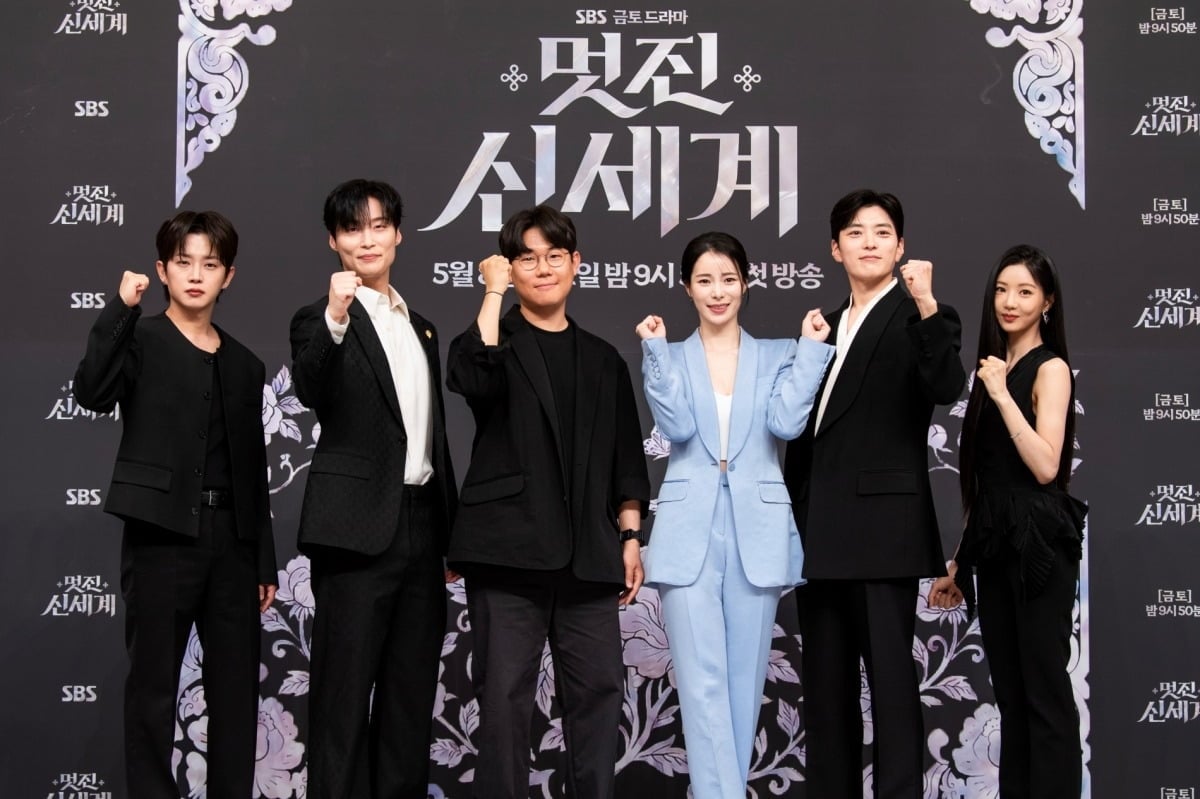 김민석, 허남준, 한태섭 감독, 임지연, 장승조, 이세희가 '멋진 신세계' 제작발표회에서 포즈를 취하고 있다./사진제공=SBS