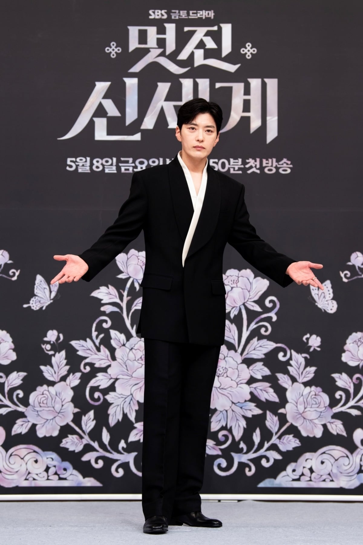 장승조가 '멋진 신세계' 제작발표회에서 포즈를 취하고 있다./사진제공=SBS