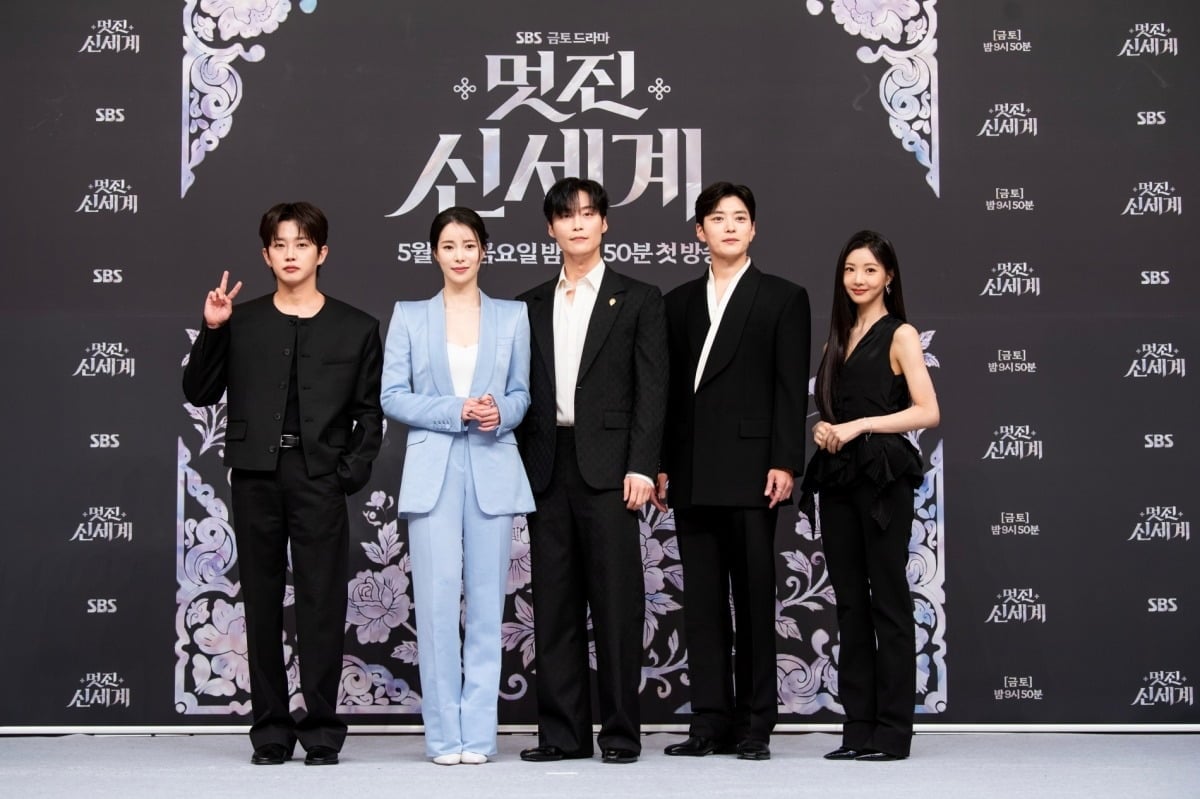 김민석, 임지연, 허남준, 장승조, 이세희가 '멋진 신세계' 제작발표회에서 포즈를 취하고 있다./사진제공=SBS