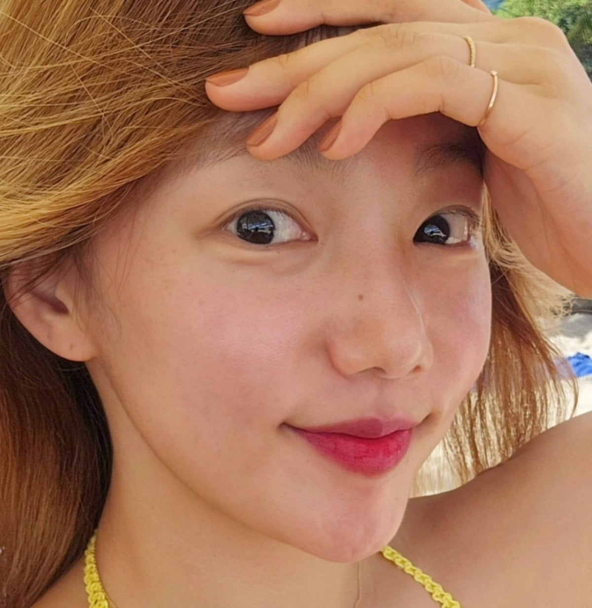 배우 이채영이 여행지에서 화사한 외모를 보이고 있다. / 사진=이채영 SNS