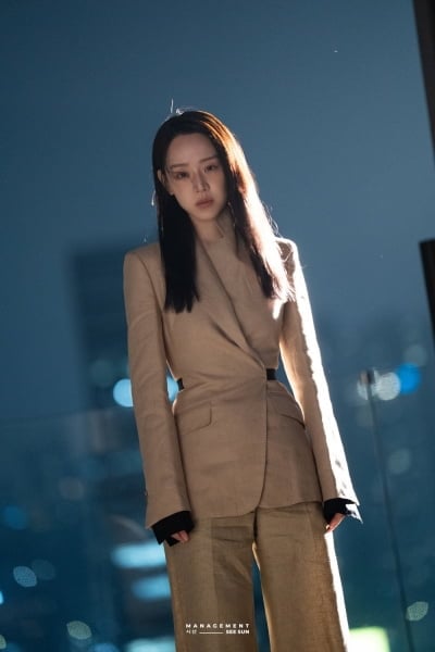'172cm' 신혜선, 충격적인 개미허리…슈트로 꽁꽁 싸맸는데도 감출 수 없는 슬렌더 핏