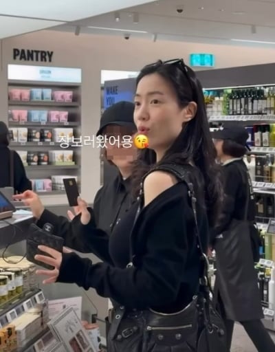 류화영, ♥사업가에 1천만 원 프러포즈 반지 받더니…카운터 앞 '블랙 카드' 등장