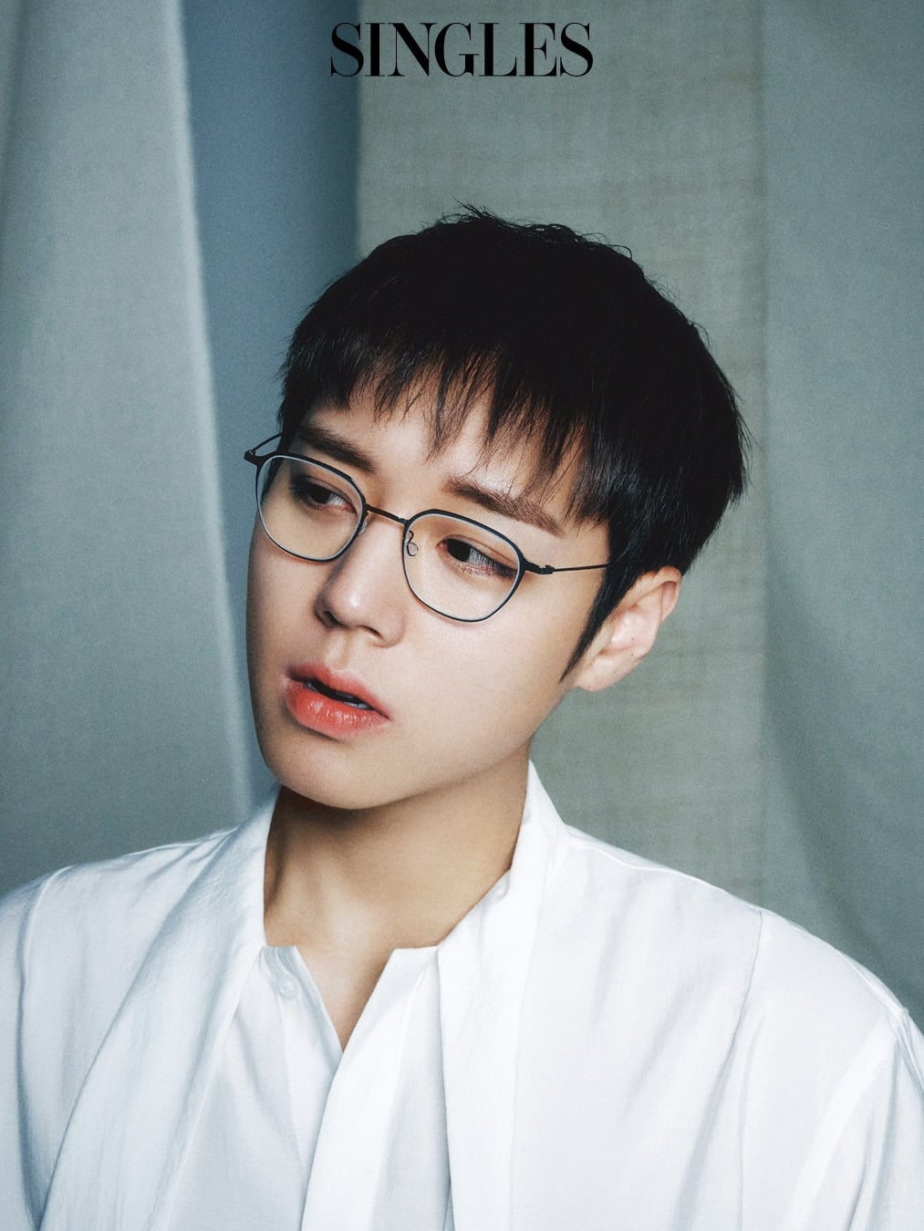 박지훈이 지적이면서도 세련된 분위기의 안경 화보를 공개하며 또 다른 반전 매력을 선보였다./사진제공=싱글즈
