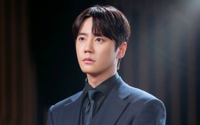 '신입사원' 이준영, 은퇴 후 대기업 입사했다…깔끔한 수트핏까지 완벽한 출근룩의 정석