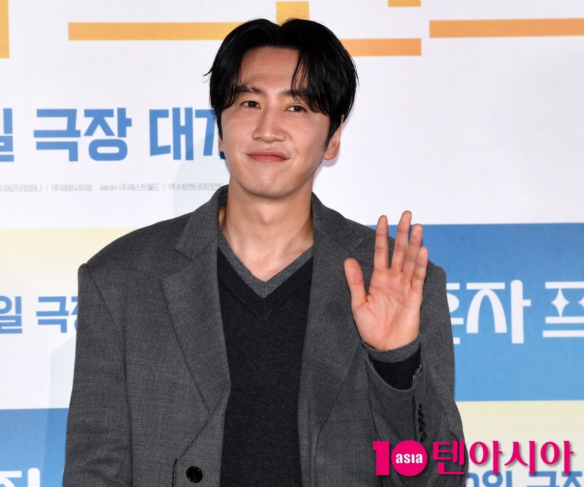배우 이광수가 취재진을 향해 포즈를 취하고 있다./ 텐아시아 DB