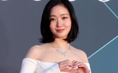 김고은, 유명 女배우와 뜻밖의 인연 공개했다…촬영장 '깜짝' 커피차 선물까지