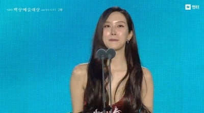 문가영, 눈 둘 곳 없는 파격 노출…손예진 꺾고 영화 최우수상 "감사해" [백상예술대상]