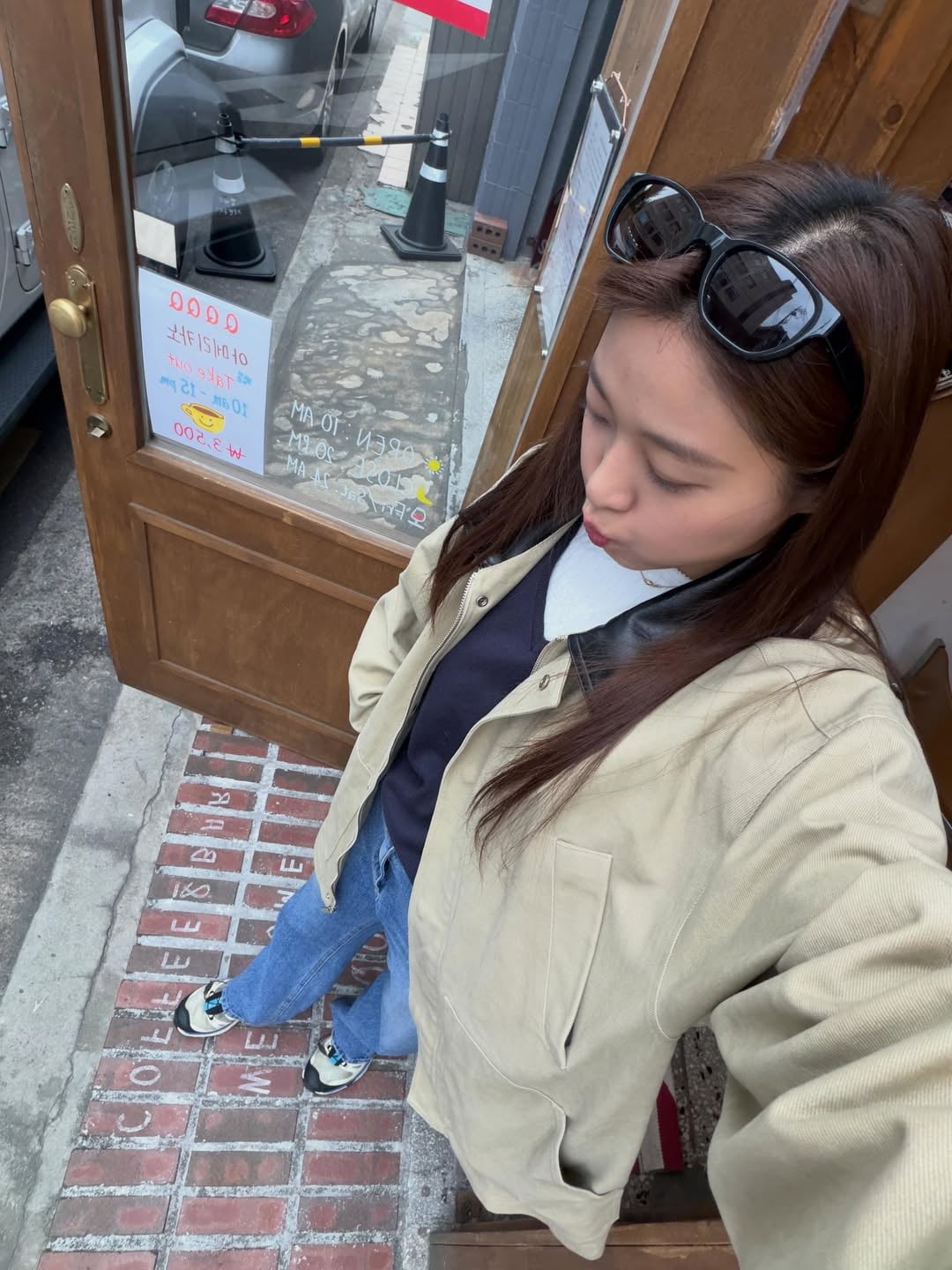 설현, '입간판 여신' 계단 위 '아찔 각선미' 포착…여전한 아우라