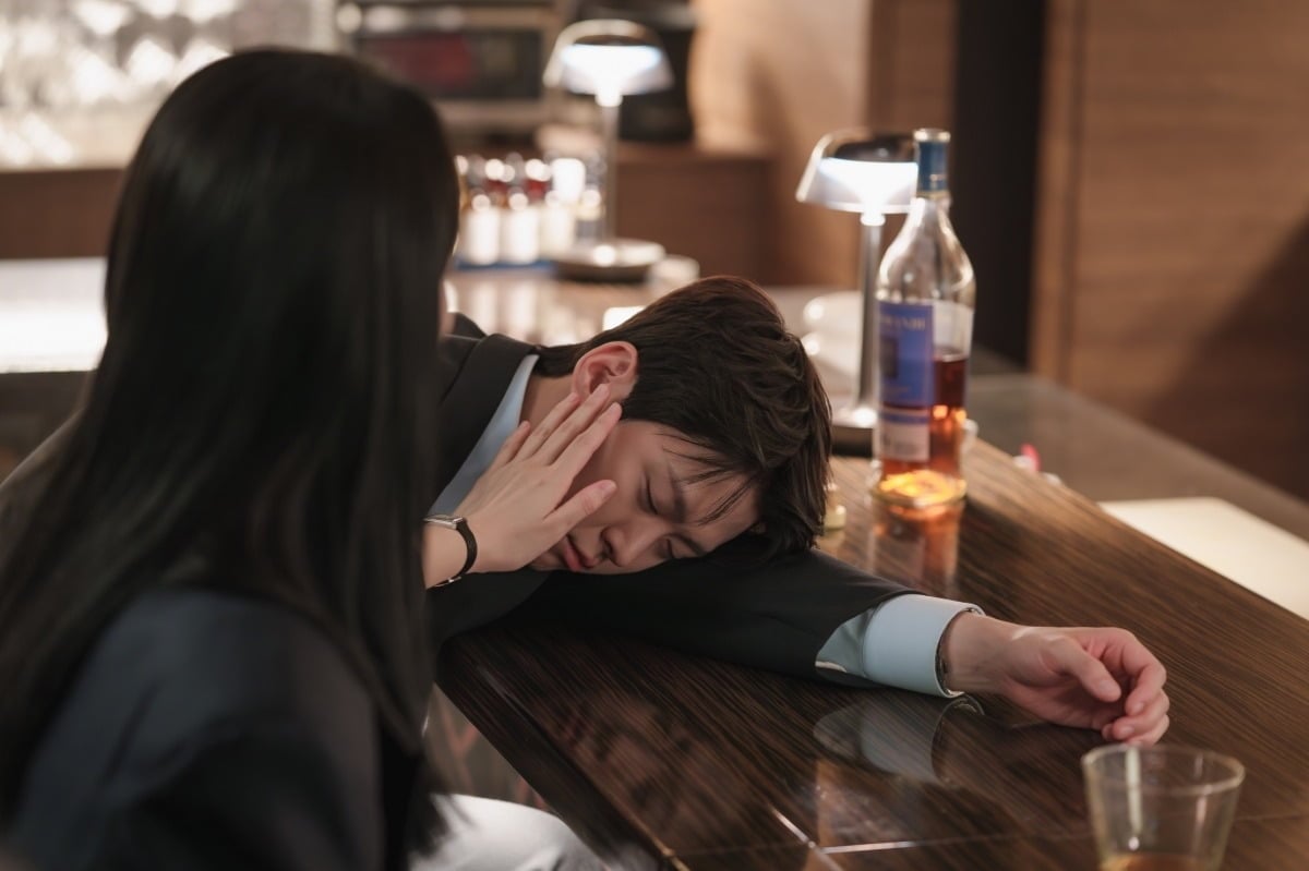 '은밀한 감사'에서 신혜선과 공명 사이에 심상치 않은 변화가 감지된다./사진제공=tvN
