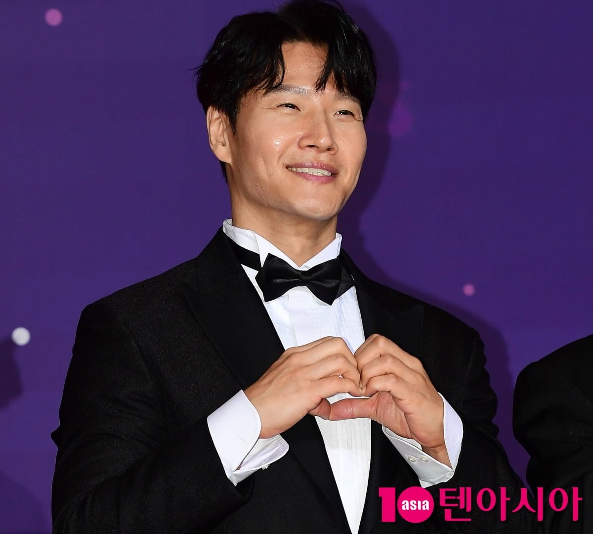 김종국이 공식 행사에 참석해 하트 포즈를 취하고 있다./사진=텐아시아DB