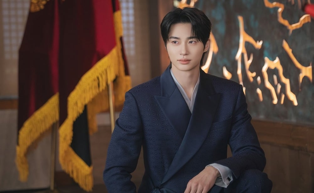 아이유가 대군 변우석을 지키기 위해 세상과의 전면전을 선포한다./사진제공=MBC