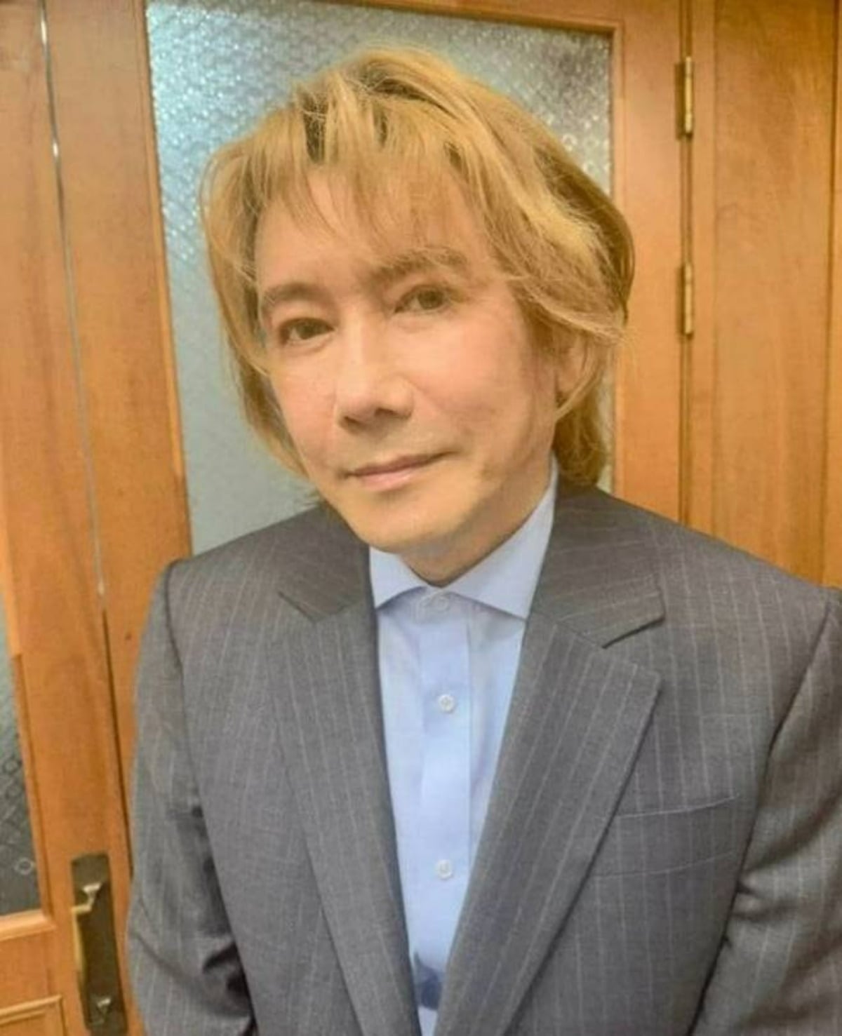 가수 김장훈이 단정하게 차려 입은 채 카메라 앞 포즈를 취하고 있다. / 사진=김장훈 SNS