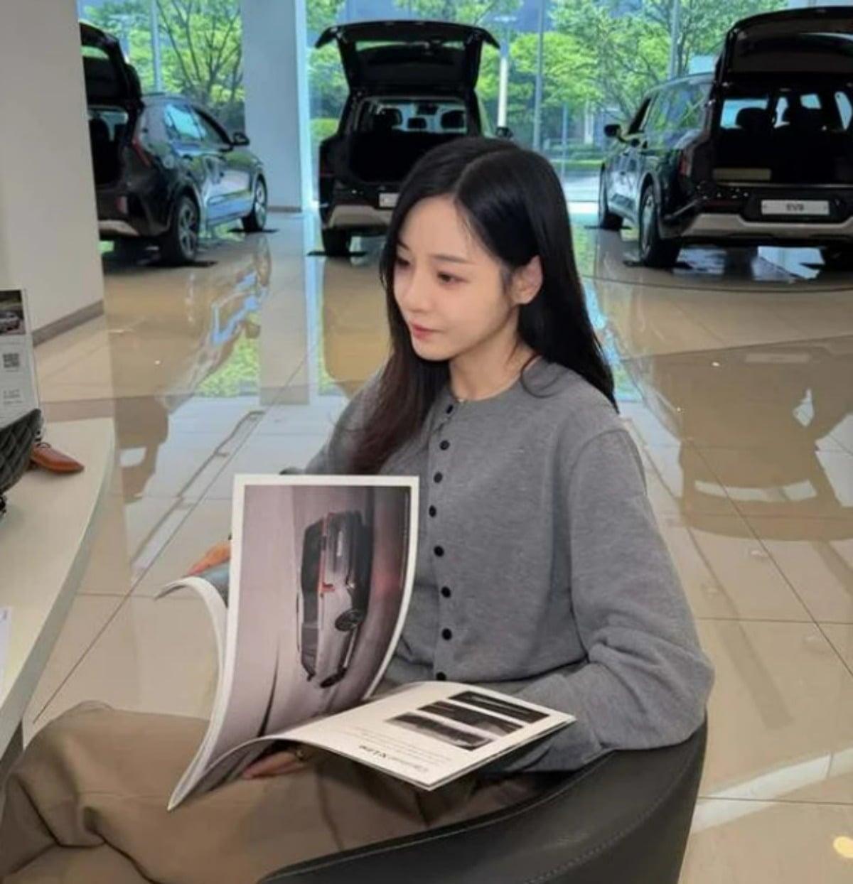 '나는 솔로' 22기 옥순이 남편과 신차를 뽑기 위해 전시장을 찾은 모습. / 사진=22기 옥순 SNS