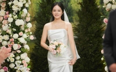 '연정훈♥' 한가인, 웨딩드레스 또 입었다…40대 안 믿기는 몸매 '폭력적 비주얼' ('SNL8')
