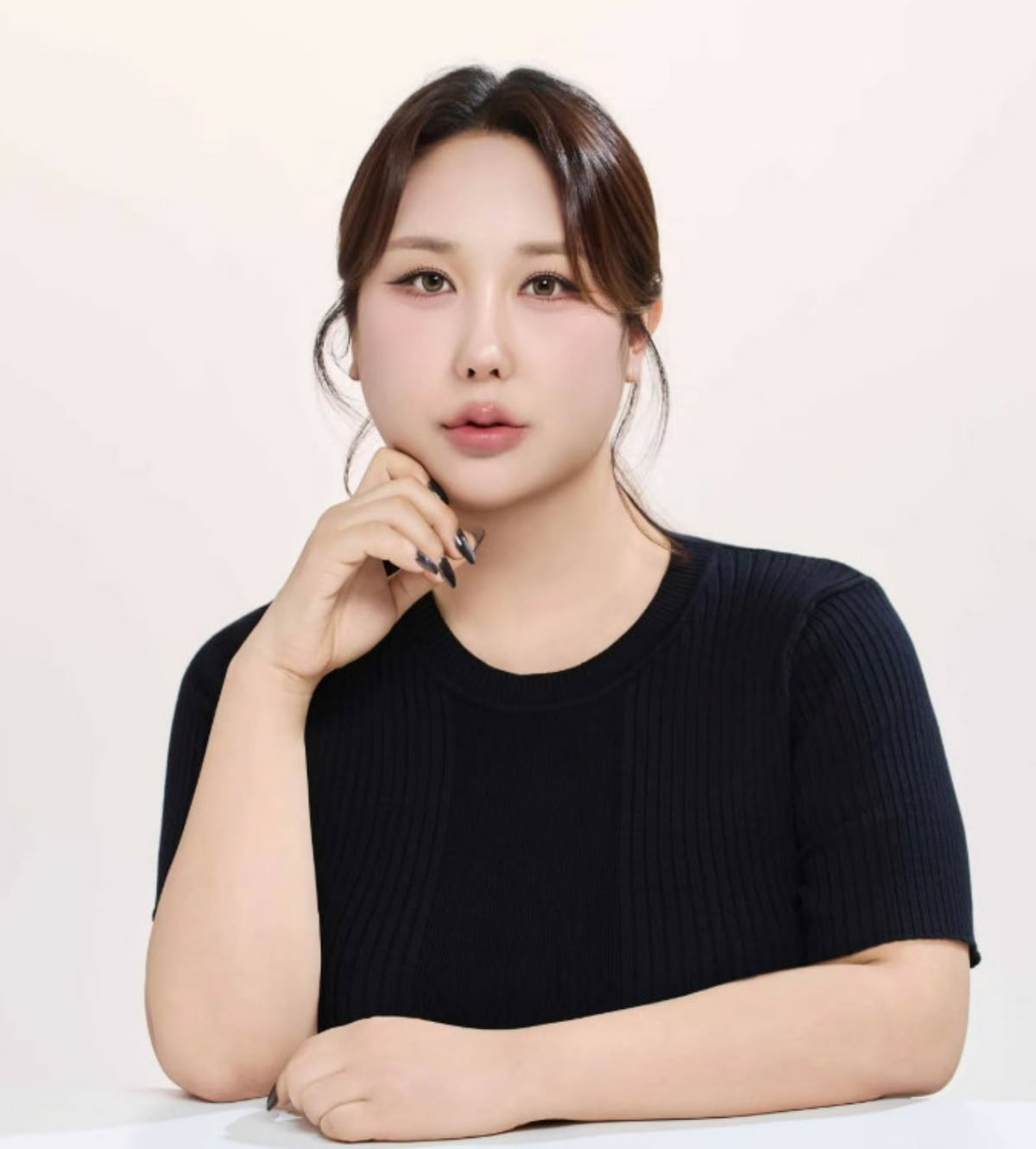 체중 감량에 한창인 유튜버 풍자가 새로운 프로필 촬영에서 확 작아진 체구와 얼굴을 보이고 있다. / 사진=풍자 SNS