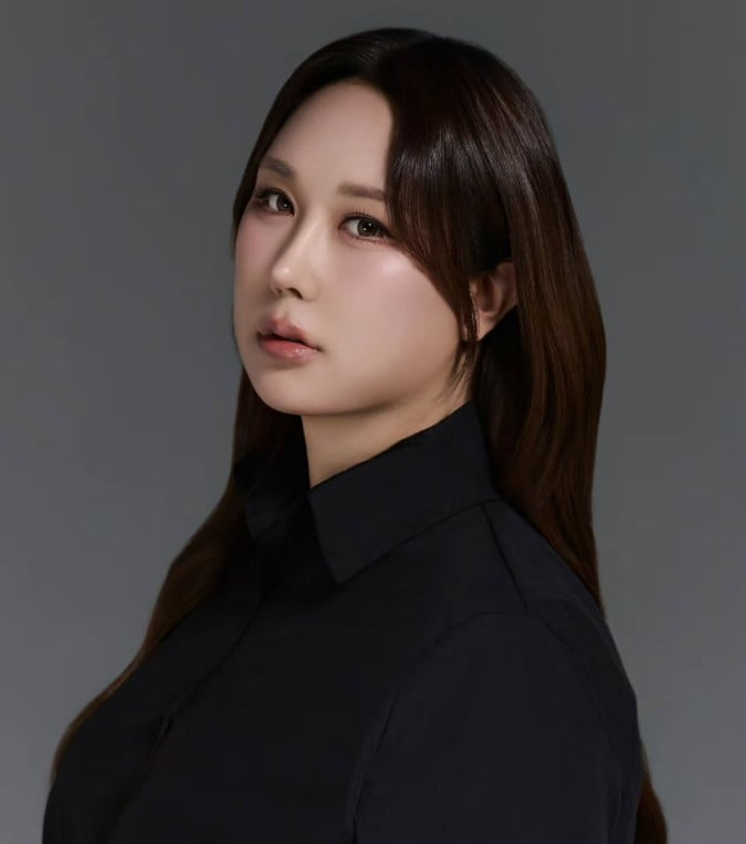 체중 감량에 한창인 유튜버 풍자가 새로운 프로필 촬영에서 확 작아진 체구와 얼굴을 보이고 있다. / 사진=풍자 SNS