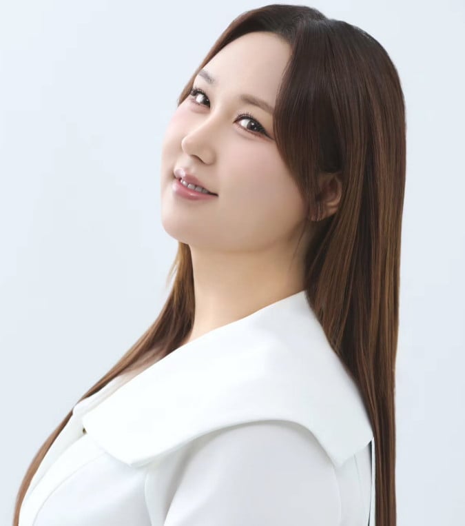 체중 감량에 한창인 유튜버 풍자가 새로운 프로필 촬영에서 확 작아진 체구와 얼굴을 보이고 있다. / 사진=풍자 SNS
