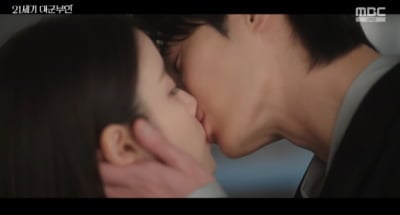 아이유♥변우석, 격렬한 키스신 보여주더니 제대로 일냈다…시청률·화제성 싹쓸이 ('대군부인')