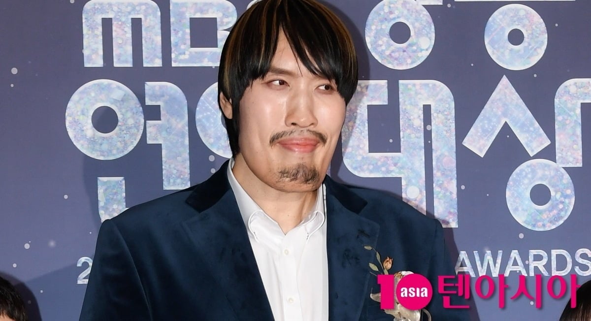최홍만이 포즈를 취하고 있다. / 사진=텐아시아DB