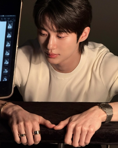 변우석, '♥아이유'와 '1분 30초' 격렬 키스하더니…명품 휘감은 근황 포착