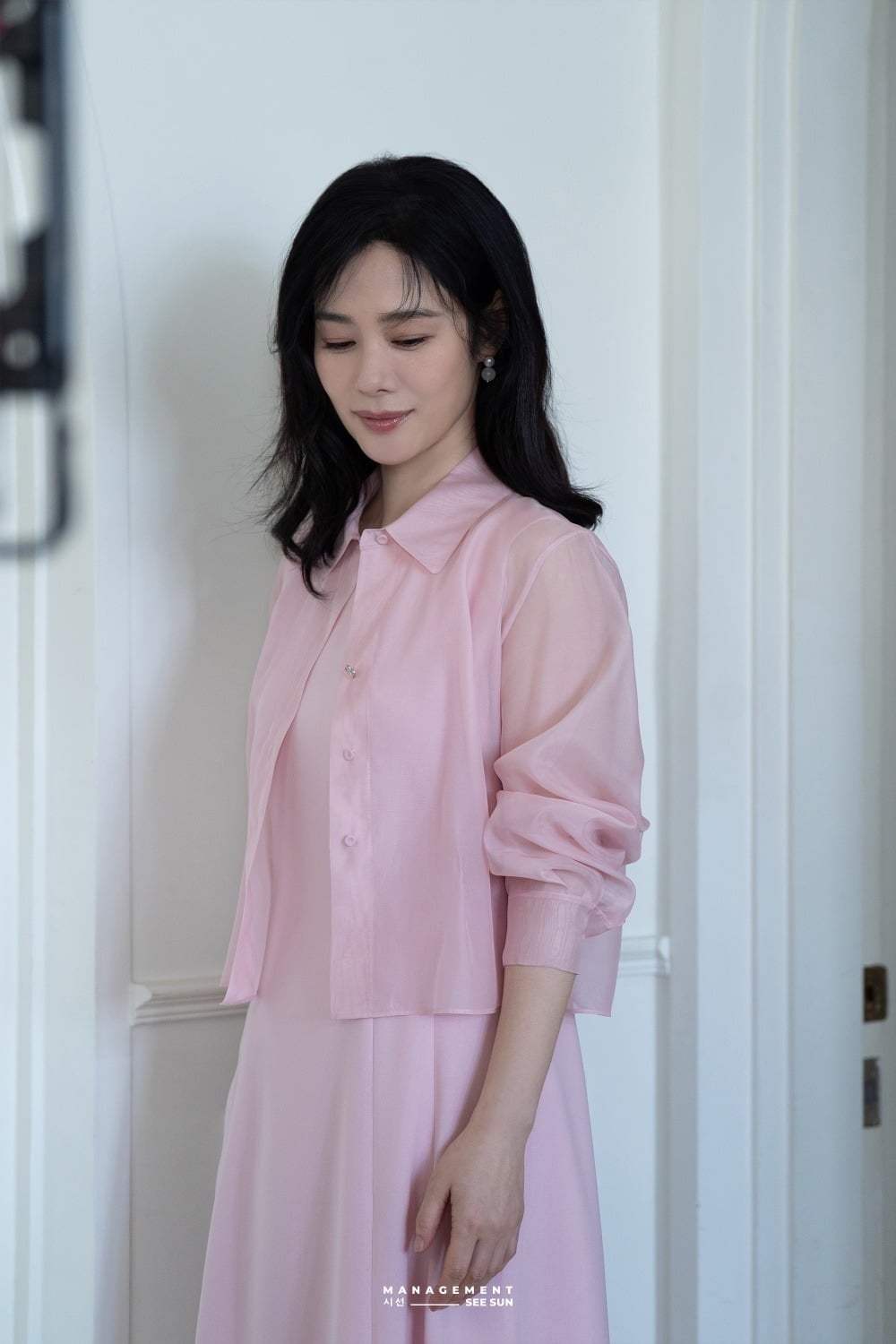 배우 김현주(49)가 봄기운 가득한 화보로 시선을 사로잡았다./사진제공=매니지먼트 시선