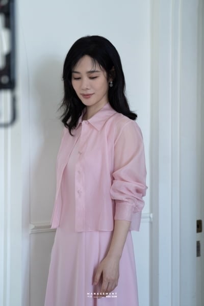 만 49세라는 김현주 비주얼 근황…관리를 얼마나 했길래 봄처럼 화사한 분위기로 시선 강탈