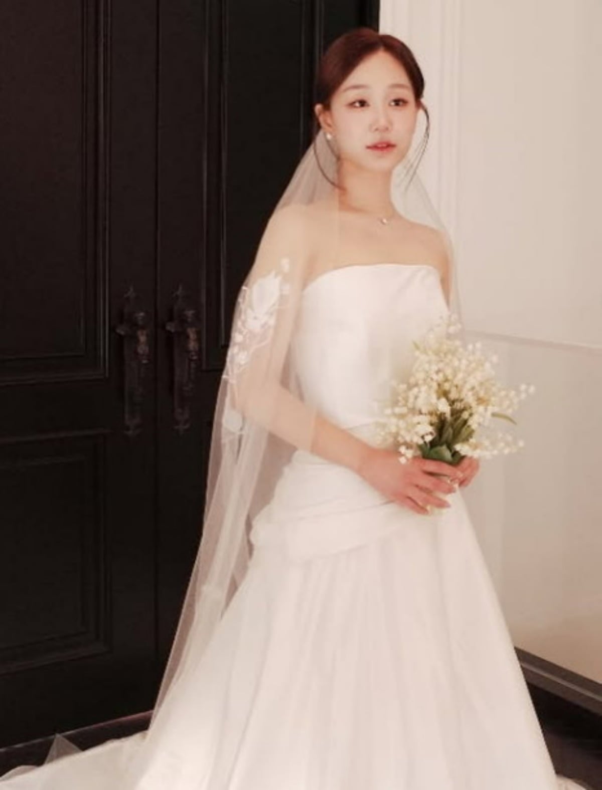 대림그룹 재벌 4세이자 인플루언서로 활동 중인 이주영이 웨딩 촬영에 집중하고 있는 모습. / 사진=이주영 SNS