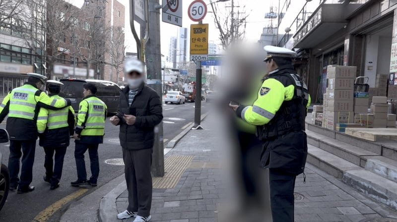 ‘슈퍼캐치 진실의 눈’에 얌체 운전을 단속하던 경찰관에게 “당신 이름이 뭐예요?”라며 뻔뻔한 태도를 보인 운전자가 등장한다. / 사진=KBS 2TV ‘슈퍼캐치 진실의 눈’