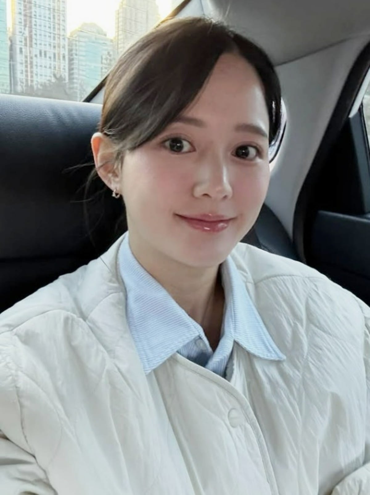배우 남보라가 이동 중 환한 미소를 보이고 있다. / 사진=남보라 SNS