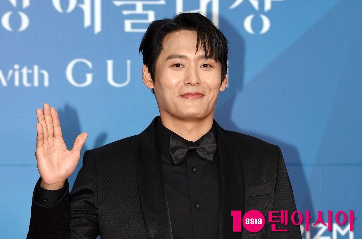 최재훈이 포즈를 취하고 있다. / 사진=텐아시아DB