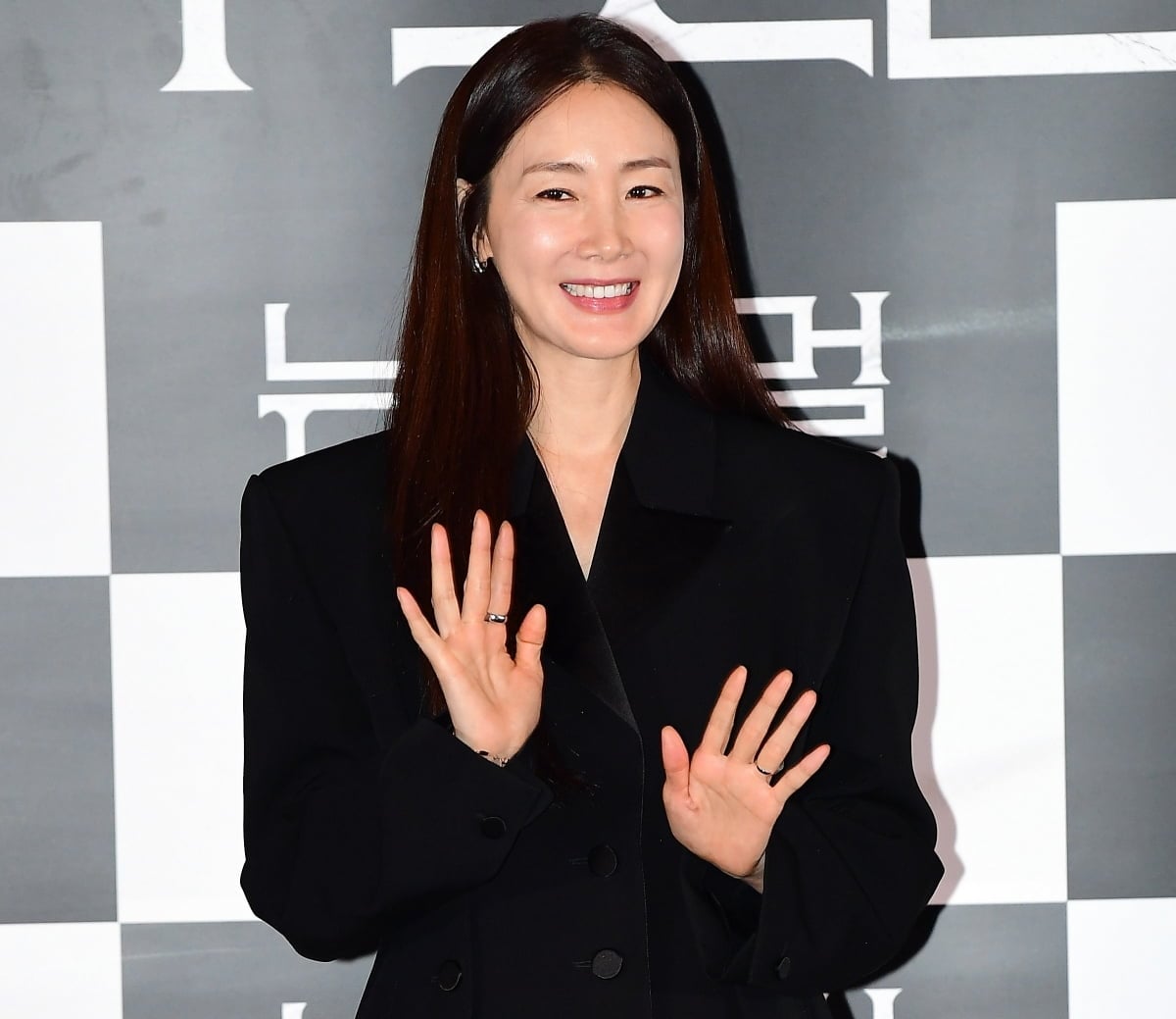 [공식] '50세' 최지우, 부친상 당했다…母와 일본 여행 1달 만에 비보 