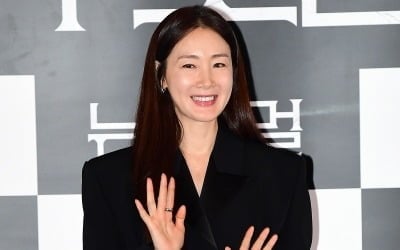 <font color="#ee4c4c">[공식] </font>'50세' 최지우, 부친상 당했다…母와 일본 여행 1달 만에 비보