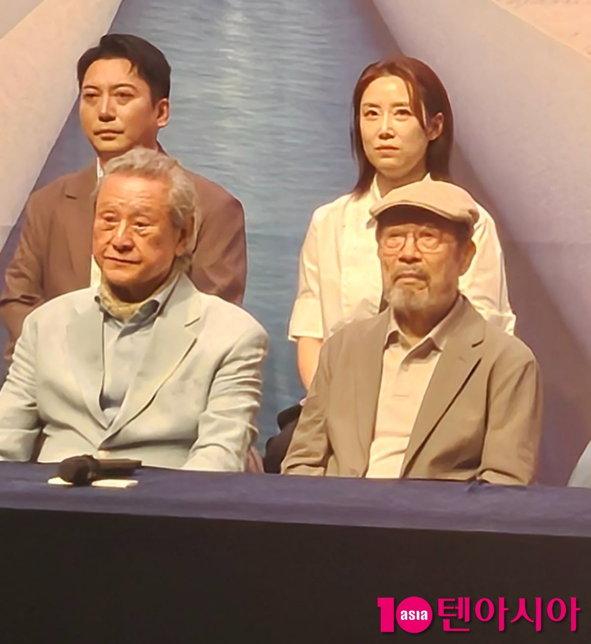 원로 배우 신구가 연극 '베니스의 상인' 간담회에 참석해 취재진의 질문을 듣고 있다. / 사진=정다연 기자