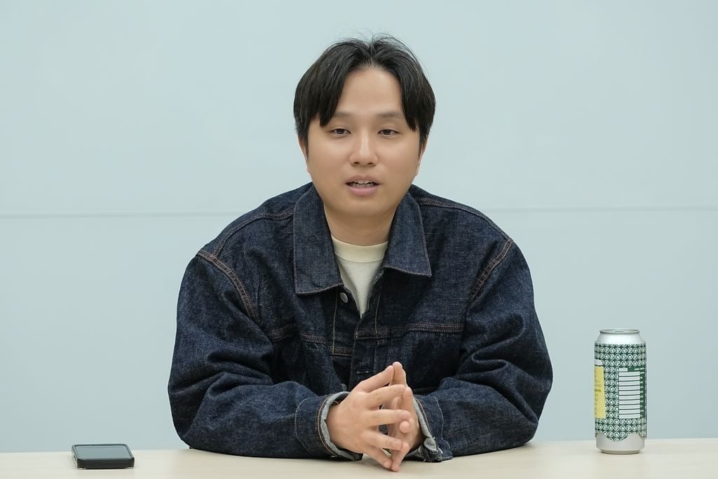 '베팅 온 팩트'의 연출을 맡은 김민종 PD가 종영 인터뷰를 진행하고 있다. / 사진제공=웨이브