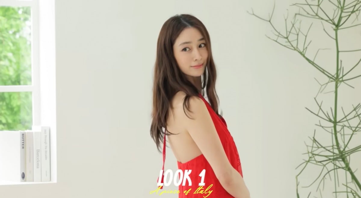 배우 이민정이 빨간색 백리스 원피스를 입었다. / 사진='이민정 MJ' 영상 캡처