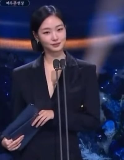 김고은, 같은 상황인데 타 연예인들과 태도 달랐다…눈물 아닌 '쿨 면모'